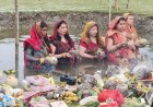 दरभंगा राजकिला स्थित हरि मंदिर परिसर में मिट्टी खोदकर बने घाट पर छठ मइया की आराधना जहाँ तालाब नहीं, वहाँ श्रद्धा ने रचा आस्था का समंदर! मोहल्ले के लोगों ने मिलकर बनाया भव्य घाट, दीपों और गीतों से गूंज उठा पूरा रामबाग, सूर्योपासना का यह दृश्य बना भक्ति, एकता और परंपरा का जीवंत प्रतीक!