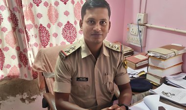 दरभंगा पुलिस में बड़ा फेरबदल: कुछ ही दिन पहले घनश्यामपुर थाना की कमान संभाल रहे बलवंत कुमार अब पुलिस केंद्र दरभंगा भेजे गए, वहीं उनकी जगह आलोक कुमार को घनश्यामपुर का नया थानाध्यक्ष बनाया गया… सिर्फ इतना ही नहीं, जयपाल प्रसाद चौधरी को SC/ST थाना, रामसरन साफी को लहेरियासराय, विशाल कुंवर सिंह को नरहा, अरविंद दास को सिंघवाड़ा समेत कुल 23 पुलिस पदाधिकारियों का तबादला, पढ़ें कौन कहाँ से कहाँ भेजे गए