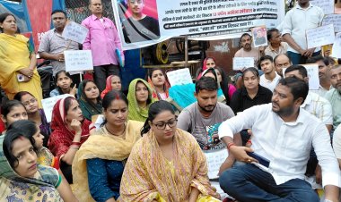 पहले भी 12 घंटे के भीतर मिला था आदित्य जब मिथिला जन जन की आवाज़ समाचार ने उठाई थी आवाज़, तो छपरा जंक्शन से मिला था सुराग। अब वही बच्चा फिर से लापता है, और वही सिस्टम फिर से खामोश। माँ की आँखों में आँसू नहीं, बस पत्थर जैसी खामोशी बची है... दरभंगा अब संवेदनहीनता की परिभाषा बनता जा रहा है।