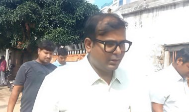 हाउसिंग कॉलोनी में गूंज उठी जूतों की ठक-ठक.... कतार में खड़ी सरकारी गाड़ियों के बीच टूटी सुबह की खामोशी... विजिलेंस की टीम ने PWD अभियंता प्रणव कुमार के किराए के घर पर बोला धावा बरामद हुई नकदी, दस्तावेज़ और विभागीय सच का काला चेहरा! दरभंगा में भ्रष्टाचार के गढ़ पर कानून का कहर... पढ़िए विजिलेंस की ये पूरी कहानी सिर्फ़ हमारे इस रिपोर्ट में, ‘मिथिला जन जन की आवाज’ पर!