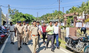 दरभंगा के समाहरणालय में प्रशासनिक अनुशासन का अद्भुत नज़ारा जब डीएम कौशल कुमार और एसएसपी जगुनाथ रेड्डी की जोड़ी उतरी मैदान में, धूप की तपिश में भी नहीं थमी सक्रियता, नामांकन केंद्रों का किया औचक निरीक्षण, हर व्यवस्था पर खुद रखी नज़र दरभंगा में निष्पक्ष चुनाव की तैयारी का नया अध्याय, प्रशासन ने भरोसे और व्यवस्था दोनों की तस्वीर गढ़ी