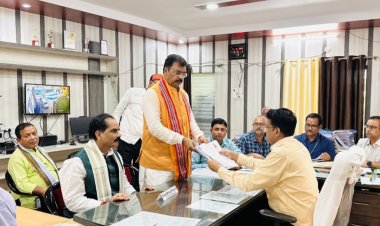 मनोकामना मंदिर की पवित्र घंटियों से लेकर सुभाष चौक के गगनभेदी नारों तक गूंज उठा पूरा दरभंगा हजारों समर्थकों के सैलाब में डूबा नगर जब जनता ने देखा अपने जनसेवक संजय सरावगी को ‘शुभ नामांकन यात्रा’ के रथ पर, तब मिथिला की धरती ने एक स्वर में कहा विकास का दूसरा नाम है सरावगी!