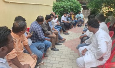 जब टिकट गया तो दरभंगा ने कहा नायक हमारा है! भावनाओं की भीड़, संघर्ष की पुकार और जनता के विश्वास का ताज बनकर उभरे राकेश नायक, जिन्होंने टिकट से बड़ी राजनीति की परिभाषा लिखी; सुख-दुःख, धूप-छाँव, दिन-रात हर पल जनता के साथ रहने का संकल्प लिया पढ़िए मिथिला जन जन की आवाज की यह ऐतिहासिक रिपोर्ट, जहाँ राजनीति से ज़्यादा रिश्तों की गर्माहट बोली