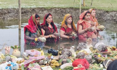 दरभंगा राजकिला स्थित हरि मंदिर परिसर में मिट्टी खोदकर बने घाट पर छठ मइया की आराधना जहाँ तालाब नहीं, वहाँ श्रद्धा ने रचा आस्था का समंदर! मोहल्ले के लोगों ने मिलकर बनाया भव्य घाट, दीपों और गीतों से गूंज उठा पूरा रामबाग, सूर्योपासना का यह दृश्य बना भक्ति, एकता और परंपरा का जीवंत प्रतीक!