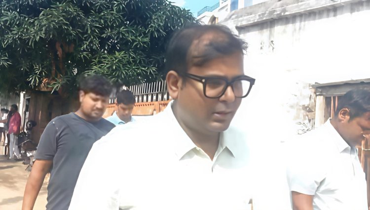हाउसिंग कॉलोनी में गूंज उठी जूतों की ठक-ठक.... कतार में खड़ी सरकारी गाड़ियों के बीच टूटी सुबह की खामोशी... विजिलेंस की टीम ने PWD अभियंता प्रणव कुमार के किराए के घर पर बोला धावा बरामद हुई नकदी, दस्तावेज़ और विभागीय सच का काला चेहरा! दरभंगा में भ्रष्टाचार के गढ़ पर कानून का कहर... पढ़िए विजिलेंस की ये पूरी कहानी सिर्फ़ हमारे इस रिपोर्ट में, ‘मिथिला जन जन की आवाज’ पर!