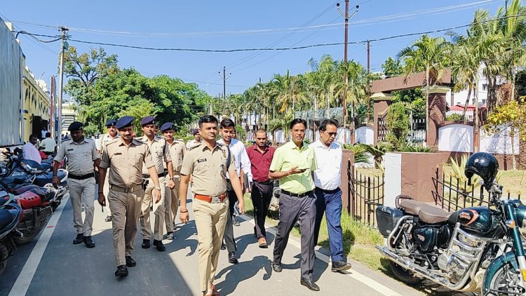 दरभंगा के समाहरणालय में प्रशासनिक अनुशासन का अद्भुत नज़ारा जब डीएम कौशल कुमार और एसएसपी जगुनाथ रेड्डी की जोड़ी उतरी मैदान में, धूप की तपिश में भी नहीं थमी सक्रियता, नामांकन केंद्रों का किया औचक निरीक्षण, हर व्यवस्था पर खुद रखी नज़र दरभंगा में निष्पक्ष चुनाव की तैयारी का नया अध्याय, प्रशासन ने भरोसे और व्यवस्था दोनों की तस्वीर गढ़ी