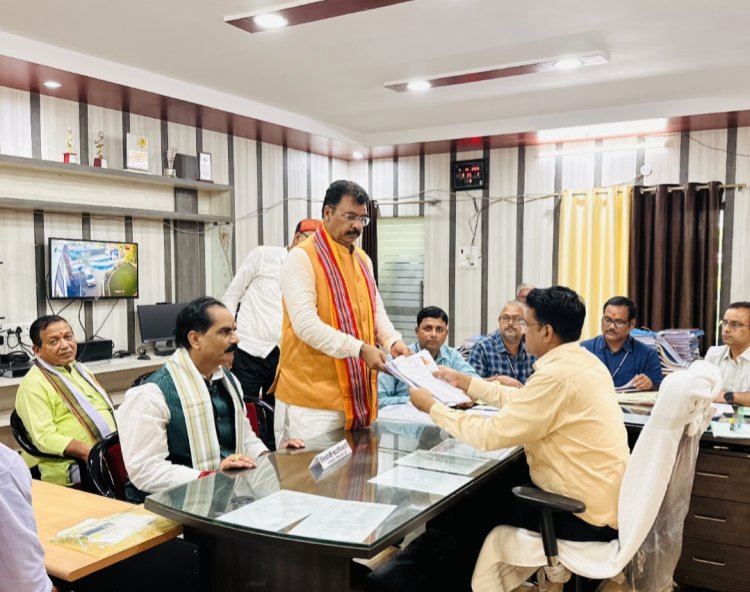 मनोकामना मंदिर की पवित्र घंटियों से लेकर सुभाष चौक के गगनभेदी नारों तक गूंज उठा पूरा दरभंगा हजारों समर्थकों के सैलाब में डूबा नगर जब जनता ने देखा अपने जनसेवक संजय सरावगी को ‘शुभ नामांकन यात्रा’ के रथ पर, तब मिथिला की धरती ने एक स्वर में कहा विकास का दूसरा नाम है सरावगी!