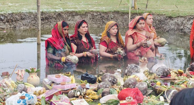 दरभंगा राजकिला स्थित हरि मंदिर परिसर में मिट्टी खोदकर बने घाट पर छठ मइया की आराधना जहाँ तालाब नहीं, वहाँ श्रद्धा ने रचा आस्था का समंदर! मोहल्ले के लोगों ने मिलकर बनाया भव्य घाट, दीपों और गीतों से गूंज उठा पूरा रामबाग, सूर्योपासना का यह दृश्य बना भक्ति, एकता और परंपरा का जीवंत प्रतीक!