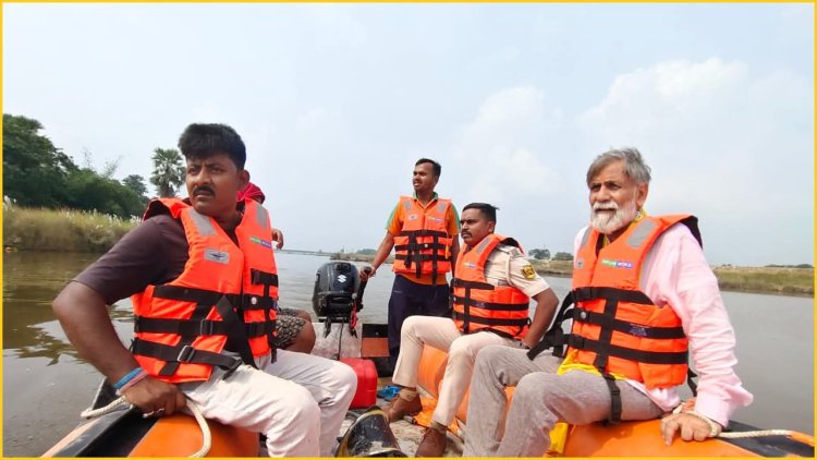 खोराई यदवार नदी के ठंडे पानी में समा गया 13 वर्षीय मासूम चंद्रप्रकाश प्रशासन की लापरवाही के सन्नाटे में गूँज उठी एक पिता की करुण पुकार, और जब आशा की आख़िरी किरण भी लहरों में खोने लगी, तब जन सुराज के राकेश मिश्रा खुद नाव लेकर उतरे उस निर्दयी धारा में… पीड़ित पिता को गले लगाकर कहा ‘यह तुम्हारा नहीं, हमारे समाज का दर्द है’; प्रशासन से माँगी जवाबदेही, और जनसेवा को बना दिया इंसानियत का सजीव रूप!