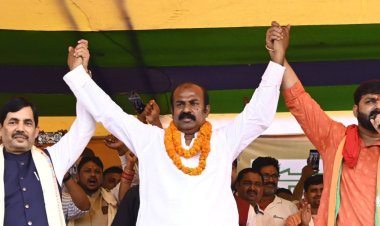 जब बहादुरपुर के आसमान पर गूंजा ठहाकों का शोर, पेड़ों और छतों पर उमड़ी भीड़ ने देखा पवन सिंह की जुबान फिसली, ‘मुकेश सहनी जिंदाबाद’ की गलती पर मुस्कुराया मंच, और शाहनवाज़ हुसैन ने राहुल गांधी की रील राजनीति पर तीर चलाकर कहा बिहार की जनता अब नाटक नहीं, विकास का मंच चाहती है।