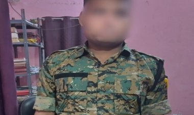 दरभंगा में फिर बेनकाब हुआ नकली वर्दी का खेल 2020 में भी पकड़ा गया था फर्जी पुलिसकर्मी, अब 2025 में दोबारा वही शर्मनाक दोहराव! जब वर्दी की आड़ में ठगी, भय और व्यवस्था की नाकामी ने मिलकर कानून की साख पर कर दिया हमला क्या इस बार एसएसपी जगुनाथ रेड्डी देंगे दरभंगा को ‘वर्दी का सम्मान’ लौटाने वाला कड़ा उदाहरण?