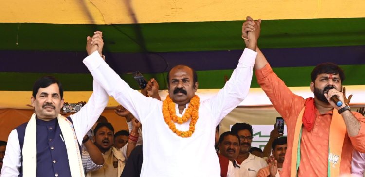 जब बहादुरपुर के आसमान पर गूंजा ठहाकों का शोर, पेड़ों और छतों पर उमड़ी भीड़ ने देखा पवन सिंह की जुबान फिसली, ‘मुकेश सहनी जिंदाबाद’ की गलती पर मुस्कुराया मंच, और शाहनवाज़ हुसैन ने राहुल गांधी की रील राजनीति पर तीर चलाकर कहा बिहार की जनता अब नाटक नहीं, विकास का मंच चाहती है।