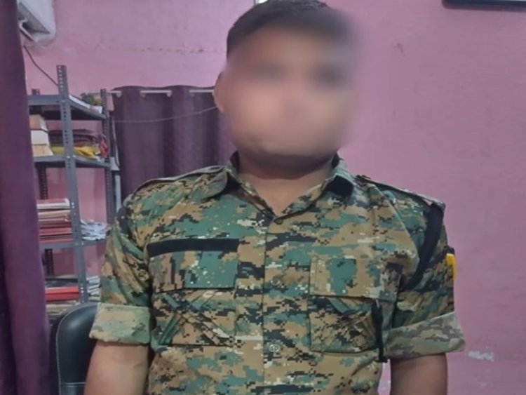 दरभंगा में फिर बेनकाब हुआ नकली वर्दी का खेल 2020 में भी पकड़ा गया था फर्जी पुलिसकर्मी, अब 2025 में दोबारा वही शर्मनाक दोहराव! जब वर्दी की आड़ में ठगी, भय और व्यवस्था की नाकामी ने मिलकर कानून की साख पर कर दिया हमला क्या इस बार एसएसपी जगुनाथ रेड्डी देंगे दरभंगा को ‘वर्दी का सम्मान’ लौटाने वाला कड़ा उदाहरण?