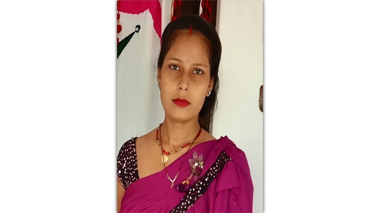 पढ़ें....आरती के साथ हुई उस दिल दहला देने वाली घटना की पूरी दास्तान… जहाँ दहेज के हैवानों ने तीन साल की शादी, एक माँ की ममता और दो मासूमों की हँसी छीन ली… बुआरी गाँव की आरती अब नहीं रही, पर उसकी खामोशी पूरे समाज के गले पर पड़ा हुआ एक कसता फंदा बन गई है….