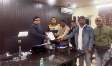 दरभंगा में सच बोलना और दिखाना बना सबसे बड़ा अपराध! बुलडोजर की कार्रवाई के बीच पत्रकारों को कवरेज से रोका गया, कैमरा और मोबाइल छीनने की कोशिश, धक्का-मुक्की और सार्वजनिक अपमान से मचा हड़कंप, प्रशासनिक दबाव और शक्ति के दुरुपयोग का संगीन मामला पहुंचा प्रमंडलीय आयुक्त तक, जांच के आदेश से हिला पूरा तंत्र.....
