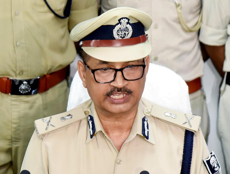 हमारी रिपोर्ट पढ़ते ही हरकत में आई पुलिस व्यवस्था: डीजीपी का सीधा नंबर जारी, अब थानेदारों की मनमानी, सड़क पर वसूली और ‘पैसे बिना एफआईआर’ कहने वालों पर गिरेगी प्रशासनिक गाज जनता के हाथ में पहुँचा बिहार पुलिस का सबसे बड़ा अस्त्र....