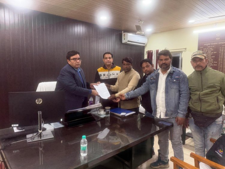 दरभंगा में सच बोलना और दिखाना बना सबसे बड़ा अपराध! बुलडोजर की कार्रवाई के बीच पत्रकारों को कवरेज से रोका गया, कैमरा और मोबाइल छीनने की कोशिश, धक्का-मुक्की और सार्वजनिक अपमान से मचा हड़कंप, प्रशासनिक दबाव और शक्ति के दुरुपयोग का संगीन मामला पहुंचा प्रमंडलीय आयुक्त तक, जांच के आदेश से हिला पूरा तंत्र.....
