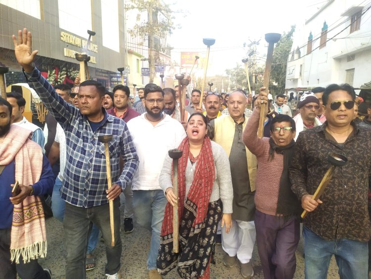 मशालों की लौ में मुखर हुआ सवर्ण समाज का स्वर, यूजीसी के आदेश के विरुद्ध सड़कों पर उतरी संगठित चेतना......सवर्ण एक्ट, सवर्ण छात्रवृत्ति और छात्रावास की मांग के साथ केंद्र सरकार को निर्णायक संदेश, सुप्रीम कोर्ट की रोक को बताया न्याय, संविधान और लोकतांत्रिक विवेक की ऐतिहासिक विजय......