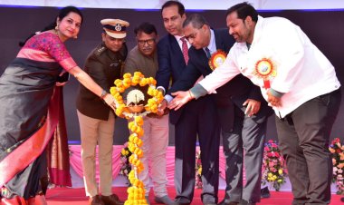 दिल्ली मोड़ की उस संध्या में, जहाँ रोशनी केवल मंच की सजावट तक सीमित नहीं रही बल्कि नन्हे कदमों की ताल, अनुशासन की दृढ़ता और सपनों की चमक में भविष्य की स्पष्ट आहट सुनाई दी.....जहाँ एक सादे शब्द ने तालियों के शोर के बीच सफलता का असली सूत्र फुसफुसाया… और जिसे समझने के लिए इस पूरी सम्पूर्ण वृत्तांत को अंत तक पढ़ना अनिवार्य हो जाता है।
