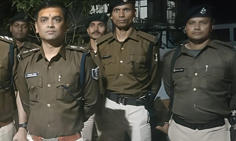 होली ड्यूटी के बीच वर्दी से गायब चार सिपाही, कपड़ा खरीदने निकले तो खुला अनुशासन का पर्दा....नीम चौक से केवटी तक हड़कंप, एसएसपी जगुनाथ रड्डी जलारडी की सख्त कार्रवाई में चारों पर गिरी निलंबन की बिजली, विभाग में मचा सन्नाटा और संदेश साफ....ड्यूटी से खिलवाड़ किया तो वर्दी भी नहीं बचाएगी