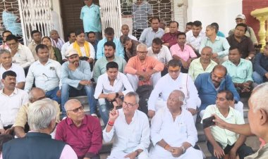 राज्यपाल के आगमन से ठीक पहले दरभंगा के कामेश्वर सिंह संस्कृत विश्वविद्यालय में उफना कर्मचारियों और पेंशनधारियों का आक्रोश, वेतन-पेंशन भुगतान को लेकर मुख्य द्वार पर उग्र प्रदर्शन, आत्मदाह की कोशिश से दहला पूरा परिसर, जनप्रतिनिधि भी धरने में उतरे..... जानिए आखिर ऐसा क्या हुआ कि सुलग उठा विश्वविद्यालय, पढ़िए पूरी रिपोर्ट