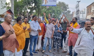 पढ़िए राष्ट्रीय स्तर की यह सनसनीखेज और सवालों से भरी विशेष रिपोर्ट! आख़िर कौन है वह निर्भीक महिला नेत्री जिसने बिहार के डीजीपी Vinay Kumar के आदेश को खुली चुनौती देते हुए दरभंगा की सड़कों पर ज्वालामुखी सा आक्रोश भड़का दिया? जानिए कौन हैं Priyanka Jha, क्यों उन्हें आस्था, न्याय और जनभावनाओं की लड़ाई में सड़क पर उतरना पड़ा, और किस ‘तुगलकी फरमान’ ने मिथिला की शांत धरती पर विरोध की ऐसी भयावह चिंगारी जगा दी कि भोगेंद्र झा चौक पर पुतला दहन तक की नौबत आ गई!