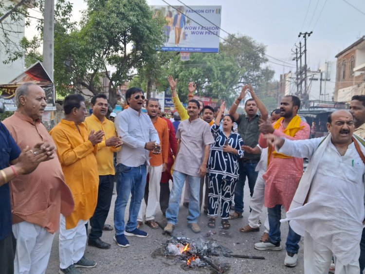 पढ़िए राष्ट्रीय स्तर की यह सनसनीखेज और सवालों से भरी विशेष रिपोर्ट! आख़िर कौन है वह निर्भीक महिला नेत्री जिसने बिहार के डीजीपी Vinay Kumar के आदेश को खुली चुनौती देते हुए दरभंगा की सड़कों पर ज्वालामुखी सा आक्रोश भड़का दिया? जानिए कौन हैं Priyanka Jha, क्यों उन्हें आस्था, न्याय और जनभावनाओं की लड़ाई में सड़क पर उतरना पड़ा, और किस ‘तुगलकी फरमान’ ने मिथिला की शांत धरती पर विरोध की ऐसी भयावह चिंगारी जगा दी कि भोगेंद्र झा चौक पर पुतला दहन तक की नौबत आ गई!