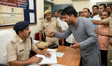 बहेड़ी थाना परिसर में आखिर ऐसा क्या हुआ कि थानाध्यक्ष के कार्यालय तक पहुंच गया कथित बवाल? एससी-एसटी एक्ट में फंसाने की कथित धमकी, सरकारी कार्य में बाधा, धक्का-मुक्की और हंगामे के आरोपों के बीच जानिए कौन है वह शख्स, कैसे देखते-देखते थाने का माहौल हुआ तनावपूर्ण, और प्राथमिकी में क्या-क्या लगाए गए हैं गंभीर आरोप?