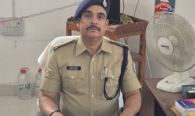 कड़क पुलिसिंग के लिए चर्चित इंस्पेक्टर मनीष कुमार पर समस्तीपुर पुलिस नेतृत्व का बड़ा भरोसा, ताजपुर थाना की कमान सौंपी गई; एसपी के प्रशासनिक फैसले के बाद अपराधियों के खिलाफ सख्त अभियान और बेहतर कानून-व्यवस्था की बढ़ीं उम्मीदें, लाइन हाजिर हुए पूर्व थानाध्यक्ष राकेश कुमार शर्मा।