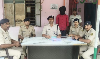 हाथ में हथियार वाली तस्वीर ने बढ़ाई पुलिस की बेचैनी, गुप्त सूचना के बाद घनश्यामपुर पुलिस ने गनौना में संदिग्ध के घर डाला घेरा, पूछताछ में सामने आया जमीन के नीचे छिपे देशी कट्टे का राज; घर के पीछे खुदाई कर हथियार बरामद, अवैध हथियार रखने के आरोप में क्रांति कुमार गिरफ्तार।