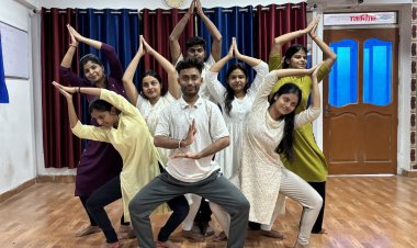 मिथिला की माटी के ये सितारे अब सिंगापुर में रचेंगे संस्कृति का इंद्रधनुष! सृष्टि फाउंडेशन के गुरु जयप्रकाश पाठक के सानिध्य में सत्यम कुमार झा, सुबोध दास, ऋतु रानी, ऋषिका भारती, अंकिता झा, निशा कुमारी सिंह, विद्या अग्रवाल और श्रुति सिंह समेत कलाकारों की टोली ‘ऋतु चक्र’ में झिझिया, छठ, सामा-चकेवा, कजरी और होली की अनुपम लोकछटा से दुनिया को कराएगी मिथिला की अमर सांस्कृतिक विरासत का साक्षात्कार...पढ़िए कौन-कौन हैं ये सितारे, जिनकी कला अब अंतरराष्ट्रीय मंच पर बढ़ाएगी दरभंगा और मिथिला का मान!