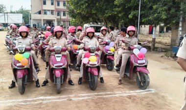 मनचलों की अब खैर नहीं! दरभंगा की सड़कों पर उतरीं चटख गुलाबी स्कूटियां, हर मोड़ पर ‘पुलिस दीदी’ की पैनी निगाह; छात्राओं पर फब्तियां कसने और पीछा करने वालों के लिए अभया ब्रिगेड बनी नई चुनौती।