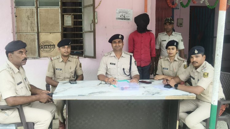 हाथ में हथियार वाली तस्वीर ने बढ़ाई पुलिस की बेचैनी, गुप्त सूचना के बाद घनश्यामपुर पुलिस ने गनौना में संदिग्ध के घर डाला घेरा, पूछताछ में सामने आया जमीन के नीचे छिपे देशी कट्टे का राज; घर के पीछे खुदाई कर हथियार बरामद, अवैध हथियार रखने के आरोप में क्रांति कुमार गिरफ्तार।
