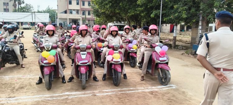 मनचलों की अब खैर नहीं! दरभंगा की सड़कों पर उतरीं चटख गुलाबी स्कूटियां, हर मोड़ पर ‘पुलिस दीदी’ की पैनी निगाह; छात्राओं पर फब्तियां कसने और पीछा करने वालों के लिए अभया ब्रिगेड बनी नई चुनौती।