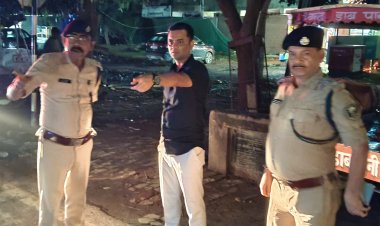 रात के अंधेरे में वर्दी से दूर, काली हाफ शर्ट और हल्के ग्रे रंग की पैंट में अचानक सड़क पर उतरे पुलिस के कप्तान; बिना किसी औपचारिकता के शहर के अहम सुरक्षा प्वाइंटों पर पहुंचकर खुद परखी पुलिस की मुस्तैदी, ड्यूटी पर तैनात जवानों से ली सीधी जानकारी....जानिए उस रात दरभंगा पुलिस को मिले कौन-कौन से सख्त निर्देश।