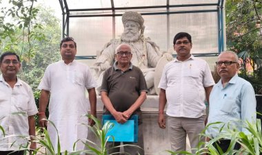कोलकाता के डलहौजी की ऐतिहासिक खामोशी में फिर सुनाई दी दरभंगा राज की वह कहानी, संगमरमर में ठहरी महाराजा लक्ष्मीश्वर सिंह की स्मृति के सामने जुटे मिथिला के लोग, बीते दौर के उन अध्यायों को किया याद जिनमें शिक्षा, समाजसेवा और जनकल्याण की कई अनकही परतें आज भी दर्ज हैं.....आखिर इस ऐतिहासिक प्रतिमा के पीछे छिपी पूरी कहानी क्या है और क्यों फिर चर्चा में आए महाराजा लक्ष्मीश्वर सिंह? पढ़िए पूरी रिपोर्ट…
