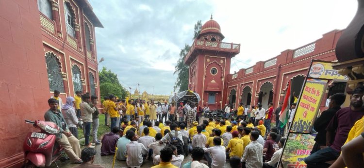 इंकलाब जिंदाबाद के नारों से गूंज उठा मिथिला विश्वविद्यालय परिसर, 15 सूत्री मांगों को लेकर एमएसयू का प्रचंड घेराव; भ्रष्टाचार के आरोप, इंटर्नशिप के नाम पर कथित करोड़ों की वसूली और कुलपति की कार्यप्रणाली पर उठे तीखे सवाल, 72 घंटे में शिकायत निपटारे की मांग के साथ गरजा छात्र आक्रोश।मांगें पूरी होने तक नहीं थमेगा आंदोलन...