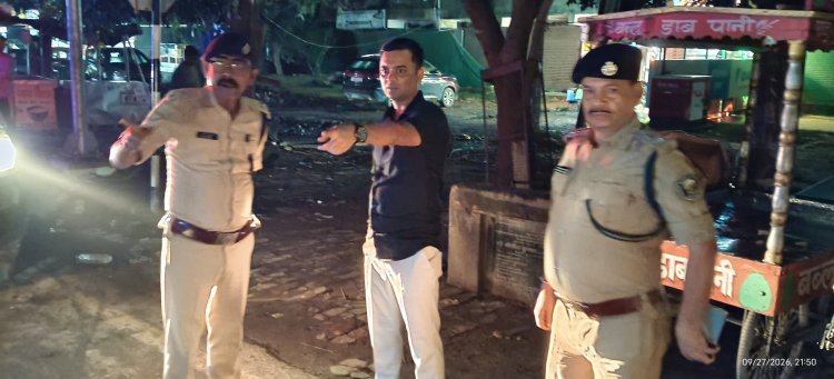 रात के अंधेरे में वर्दी से दूर, काली हाफ शर्ट और हल्के ग्रे रंग की पैंट में अचानक सड़क पर उतरे पुलिस के कप्तान; बिना किसी औपचारिकता के शहर के अहम सुरक्षा प्वाइंटों पर पहुंचकर खुद परखी पुलिस की मुस्तैदी, ड्यूटी पर तैनात जवानों से ली सीधी जानकारी....जानिए उस रात दरभंगा पुलिस को मिले कौन-कौन से सख्त निर्देश।