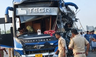 बड़ी खबर: दरभंगा लौट रही AC बस में तड़के मची मौत की चीख-पुकार! अंबेडकरनगर में ट्रेलर से ऐसी भिड़ंत कि 4 यात्रियों की जिंदगी थम गई, 3 गंभीर हालत में अस्पताल में जूझ रहे; सफर खत्म होने से पहले कई घरों में छा गया मातम।