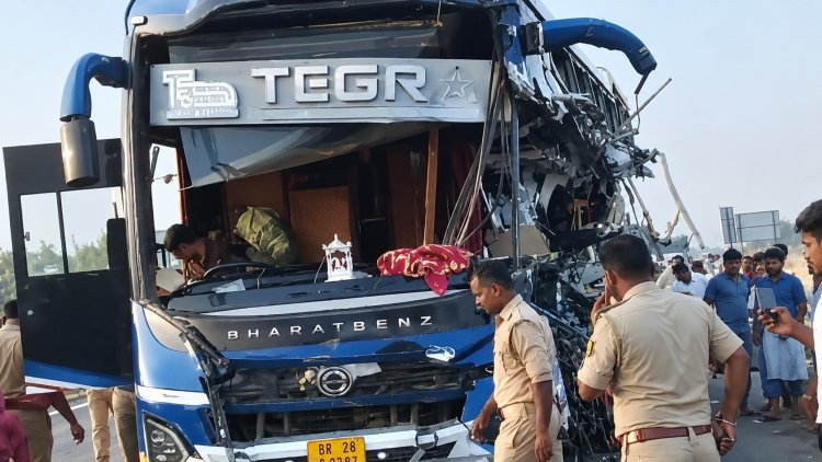 बड़ी खबर: दरभंगा लौट रही AC बस में तड़के मची मौत की चीख-पुकार! अंबेडकरनगर में ट्रेलर से ऐसी भिड़ंत कि 4 यात्रियों की जिंदगी थम गई, 3 गंभीर हालत में अस्पताल में जूझ रहे; सफर खत्म होने से पहले कई घरों में छा गया मातम।